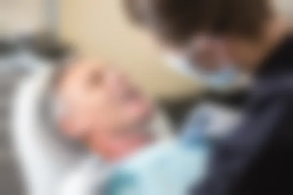广州健拓口腔门诊部牙周治疗费用详解：原价1200元起，现优惠仅需800元起，享受专業护理与超值服务！